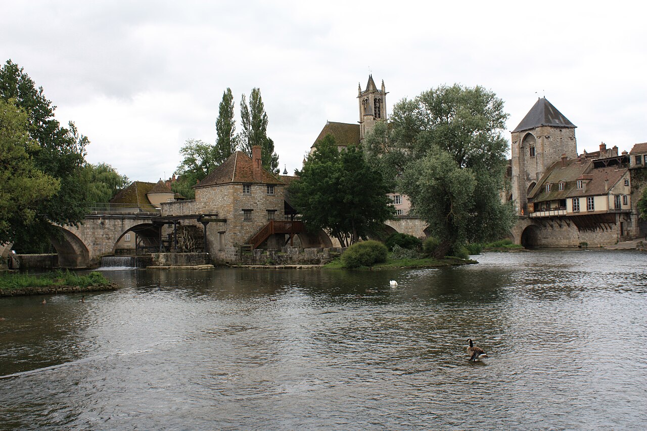 La cité médiévale de Moret-sur-Loing vue depuis le Loing